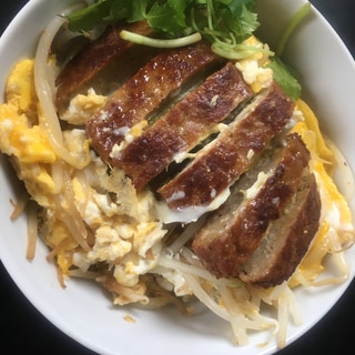 ハンバーグともやしの卵丼